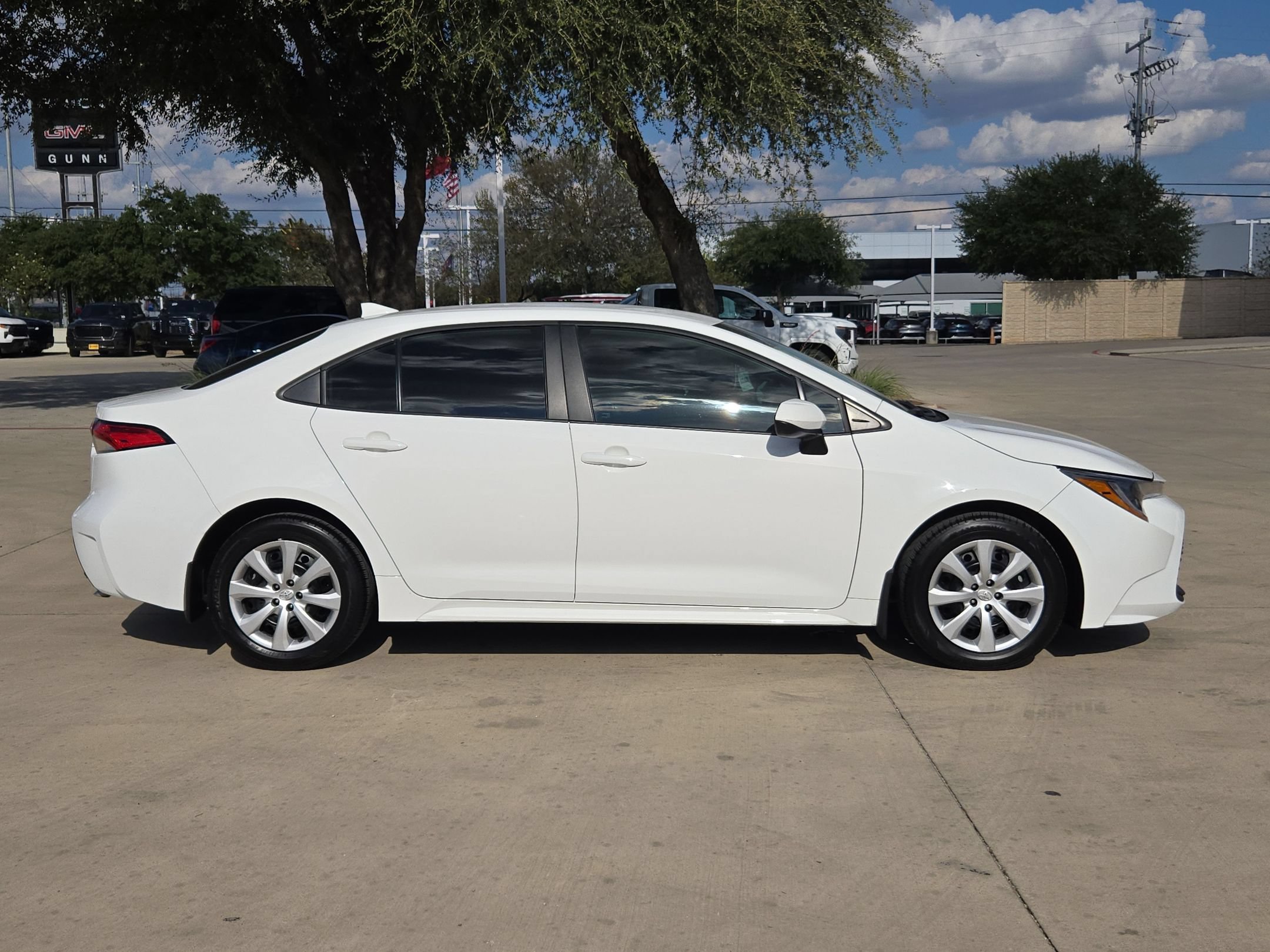 Used 2025 Toyota Corolla LE FWD image 2