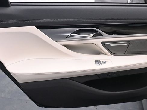 Used 2022 BMW 740i w/ M Sport Package RWD image 13