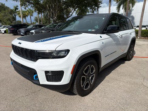 Used 2024 Jeep Grand Cherokee Trailhawk AWD/4WD image 3