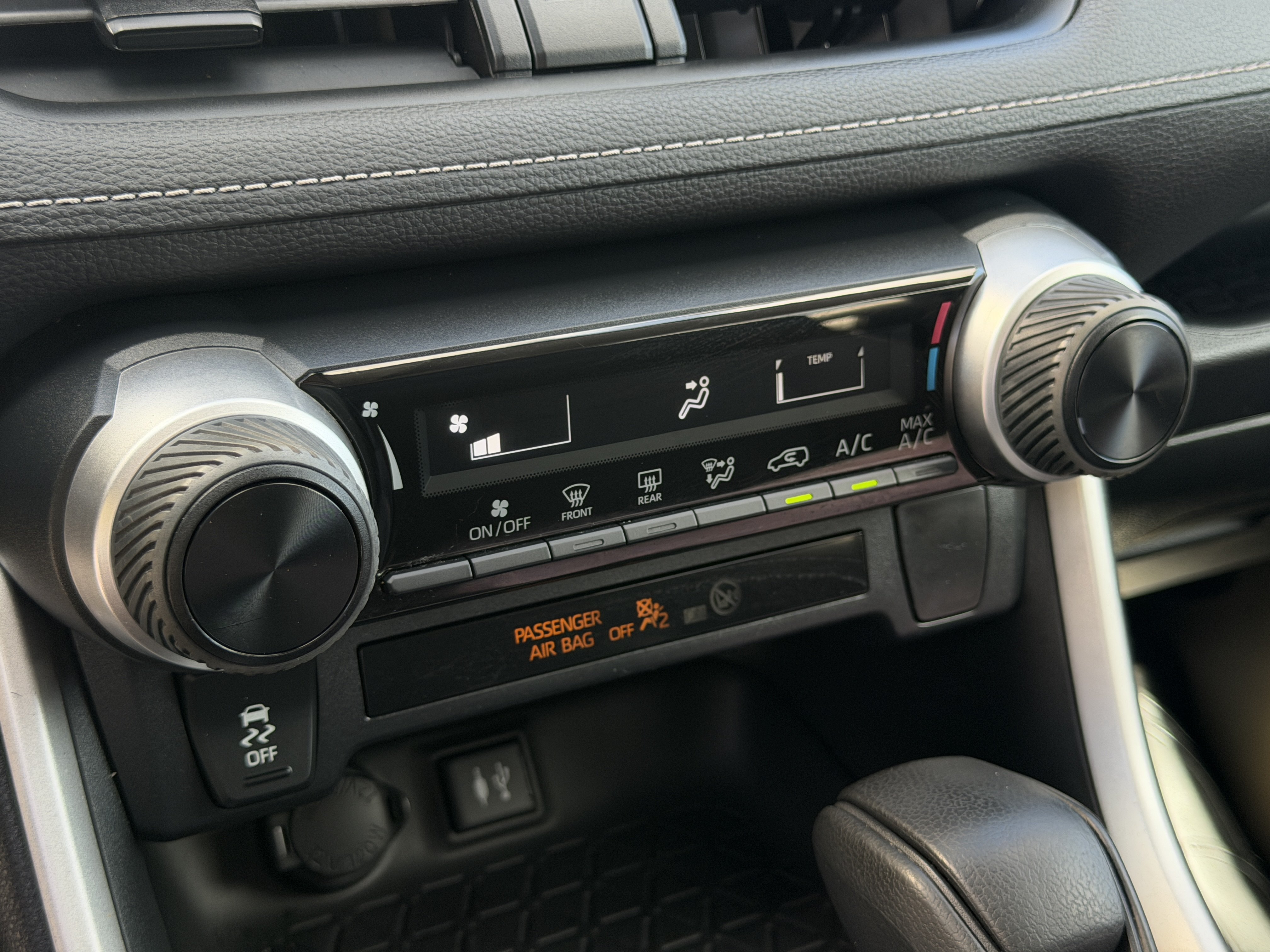 Used 2019 Toyota RAV4 LE FWD image 25