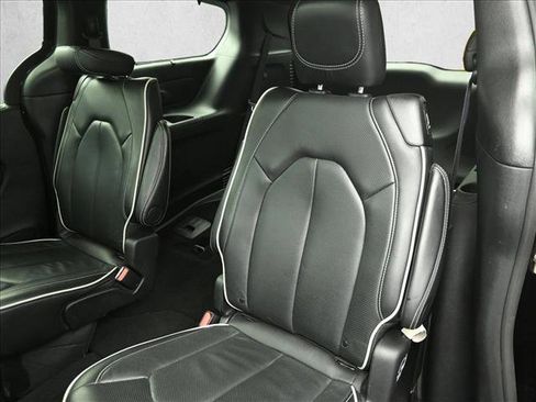 Used 2025 Chrysler Pacifica Limited image 21