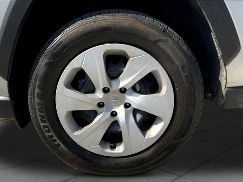 Used 2021 Toyota RAV4 LE FWD image 11