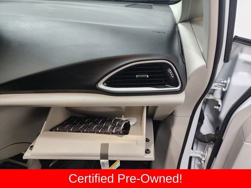 Used 2024 Chrysler Pacifica Touring-L image 32