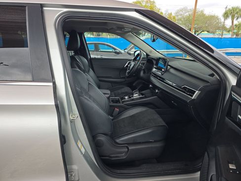 Used 2024 Mitsubishi Outlander SE Black Edition image 8