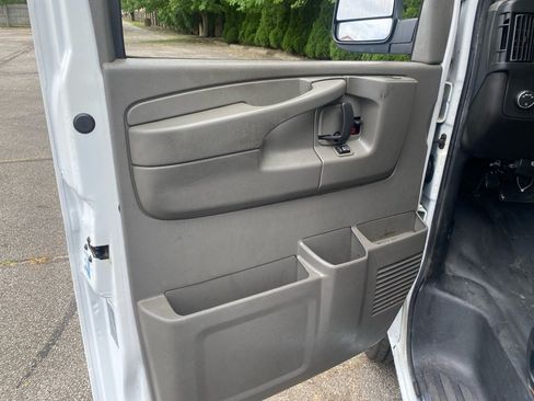 Used 2015 Chevrolet Express 2500 RWD image 10