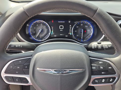 Used 2024 Chrysler Pacifica Touring-L FWD image 23