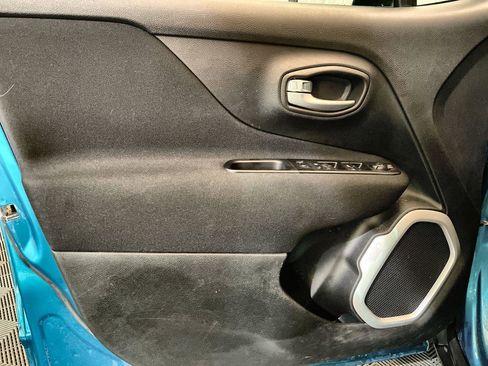 Used 2020 Jeep Renegade Latitude w/ Cold Weather Group image 20