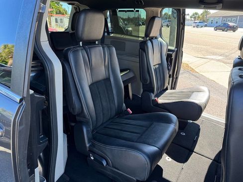 Used 2016 Dodge Grand Caravan SXT image 19