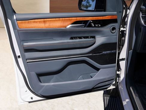 Used 2024 Jeep Grand Wagoneer Series III image 25