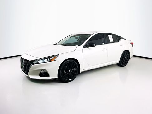 Used 2022 Nissan Altima 2.5 SR w/ Midnight Edition Package FWD image 3