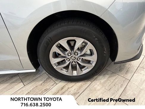 Used 2024 Toyota Sienna LE AWD/4WD image 18