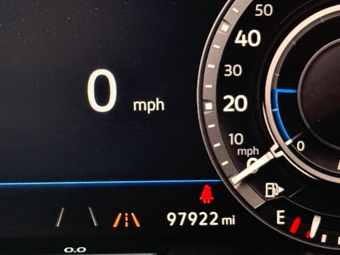 Used 2018 Volkswagen Tiguan SEL Premium FWD image 14