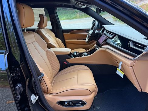 New 2025 Jeep Grand Cherokee Summit image 23