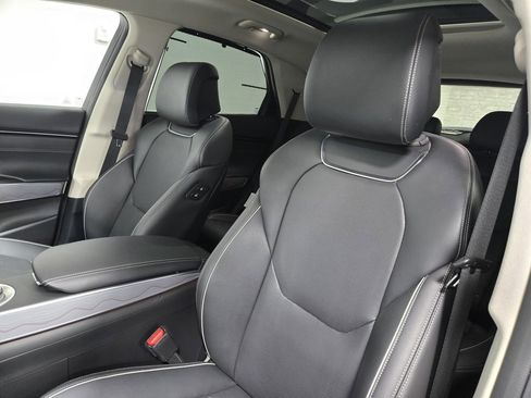 Used 2023 Genesis GV70 2.5T w/ Advanced Package image 12