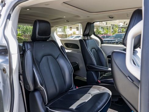 Used 2023 Chrysler Pacifica Limited FWD image 22