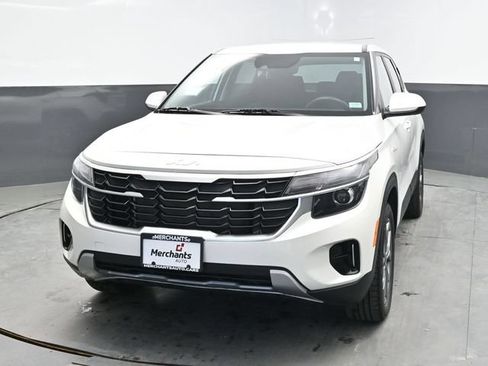 Used 2024 Kia Seltos LX AWD/4WD image 2