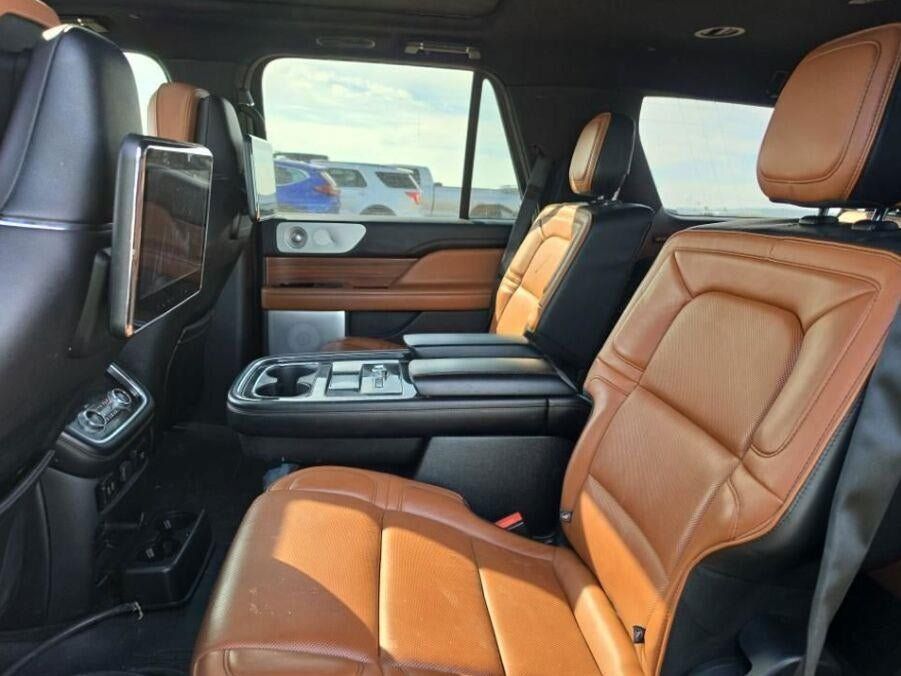 Used 2018 Lincoln Navigator Reserve w/ Technology Package AWD/4WD image 8