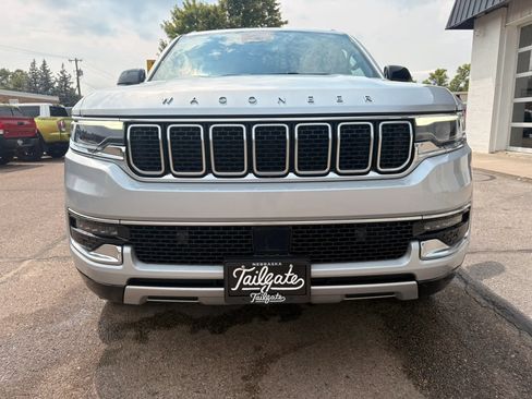 Used 2024 Jeep Wagoneer Series II w/ Flexible Seating Group AWD/4WD image 3