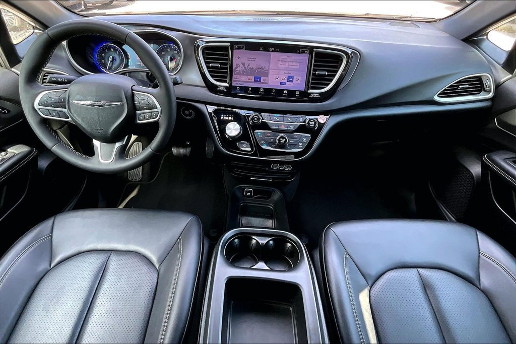Used 2025 Chrysler Pacifica Select FWD image 18