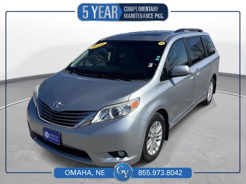 Used 2015 Toyota Sienna XLE image 1