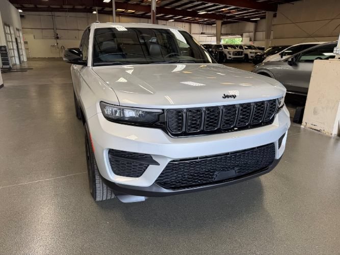 Used 2025 Jeep Grand Cherokee Altitude AWD/4WD image 7