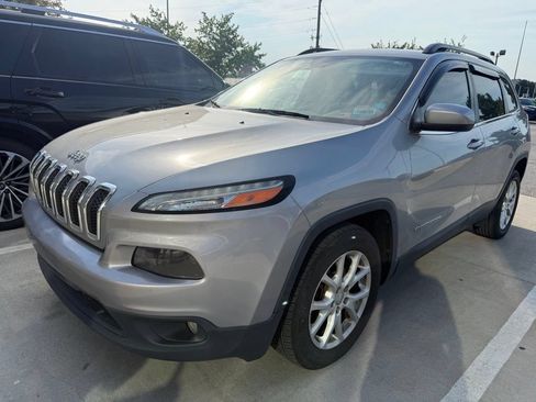 Used 2016 Jeep Cherokee Latitude FWD image 1