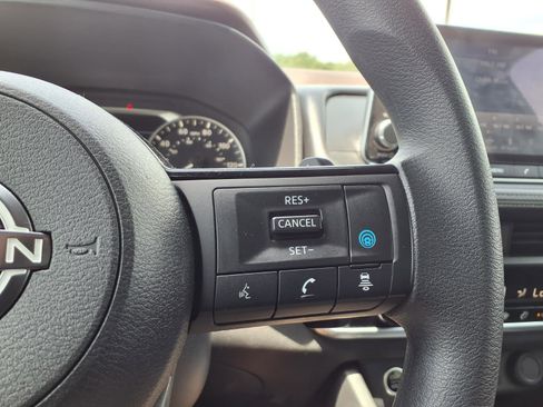 Used 2023 Nissan Rogue SV FWD image 9