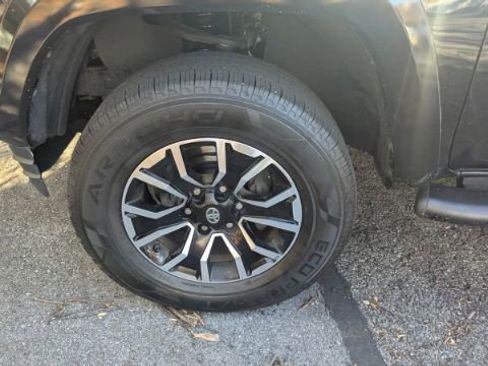 Used 2020 Toyota Tacoma TRD Sport image 9