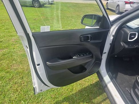 Used 2025 Hyundai Venue Limited FWD image 15