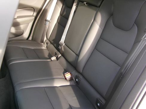 Used 2025 Volvo V60 B5 Cross Country Plus image 10