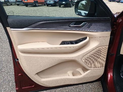 Used 2023 Jeep Grand Cherokee L Limited w/ Luxury Tech Group II AWD/4WD image 23