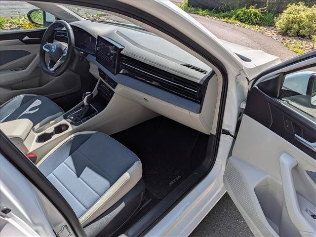 Certified 2025 Volkswagen Jetta SE w/ Sunroof Package FWD image 11
