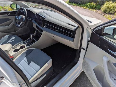 Certified 2025 Volkswagen Jetta SE w/ Sunroof Package FWD image 11
