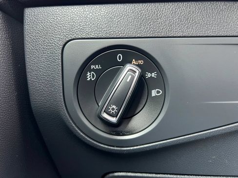 Used 2018 Volkswagen Tiguan SEL AWD/4WD image 33