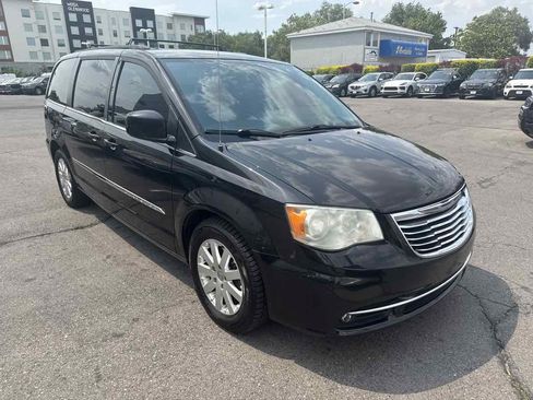 Used 2014 Chrysler Town & Country Touring FWD image 3