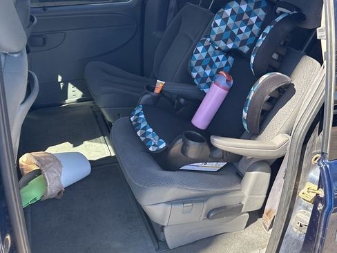 Used 2006 Chrysler Town & Country Touring image 11