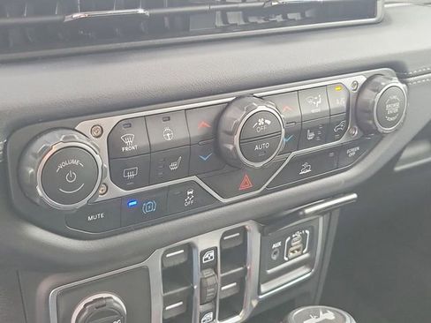 Used 2025 Jeep Wrangler Unlimited Sahara AWD/4WD image 16