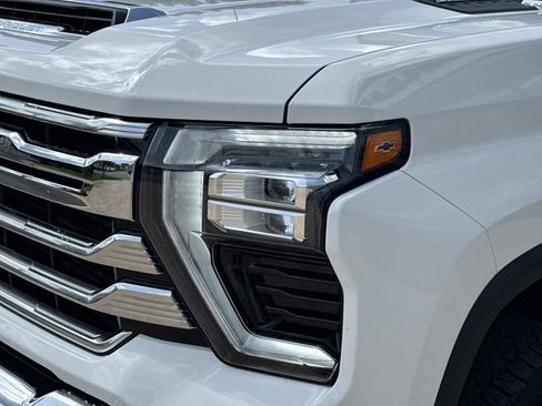 Used 2024 Chevrolet Silverado 2500 High Country w/ Technology Package AWD/4WD image 9