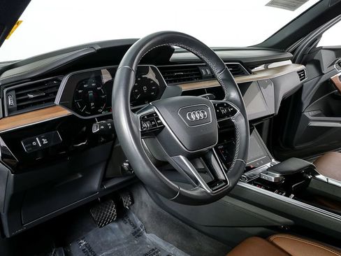 Certified 2024 Audi Q8 e-tron Prestige image 4