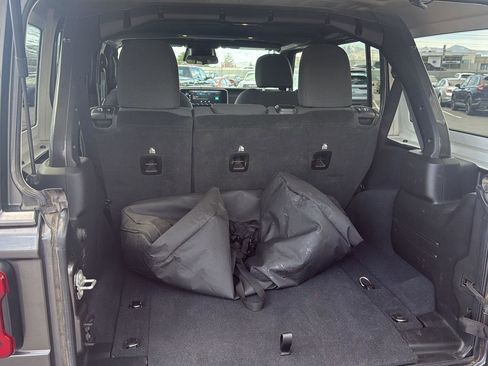 Used 2025 Jeep Wrangler Unlimited Rubicon image 11