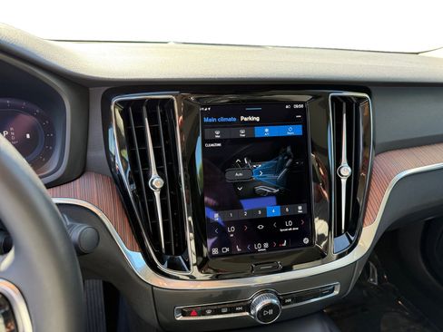 Used 2024 Volvo S60 B5 Plus image 12