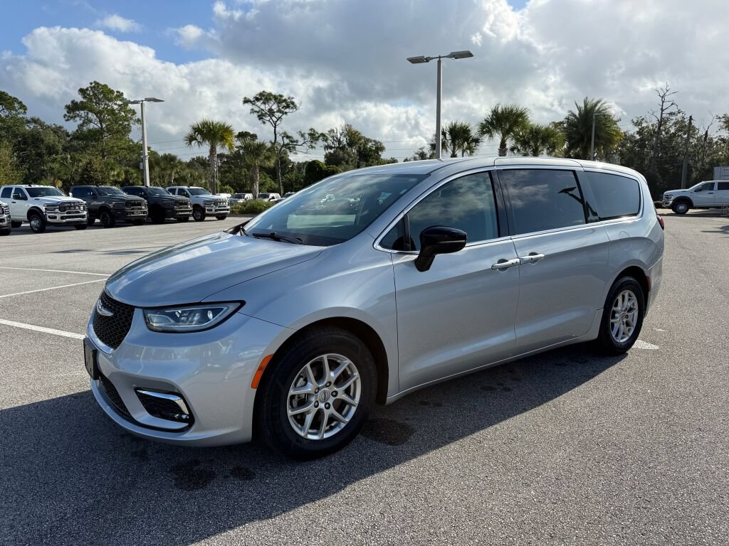Used 2024 Chrysler Pacifica Touring-L FWD image 7