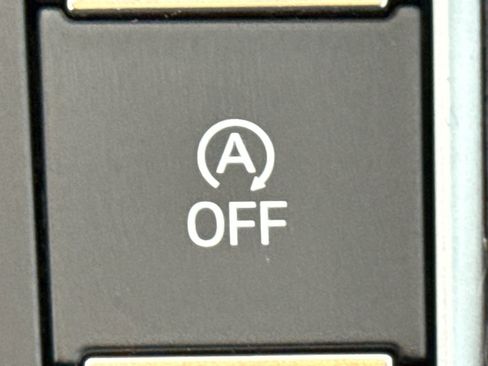 Certified 2025 Volkswagen Jetta SE w/ Sunroof Package image 36