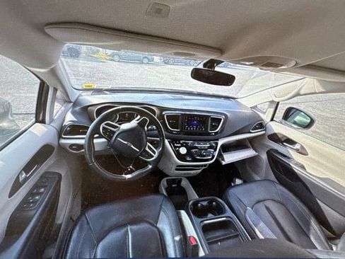 Used 2018 Chrysler Pacifica Touring-L FWD image 9