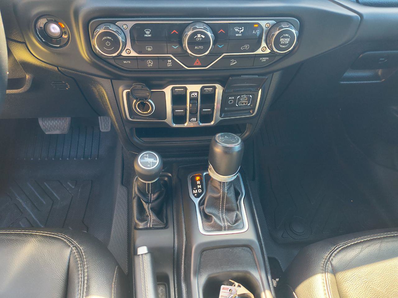 Used 2018 Jeep Wrangler Unlimited Sahara AWD/4WD image 16