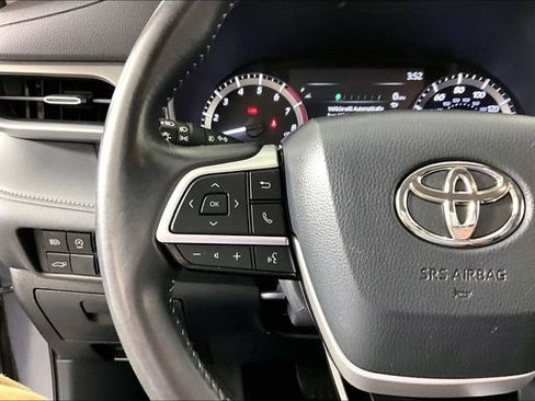 Used 2025 Toyota Highlander LE FWD image 8