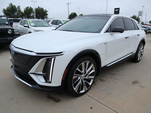 Used 2024 Cadillac Lyriq Luxury RWD image 12
