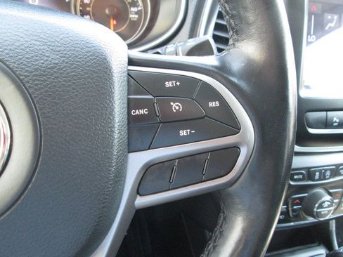 Used 2021 Jeep Cherokee Latitude Lux w/ Comfort/Convenience Group image 19