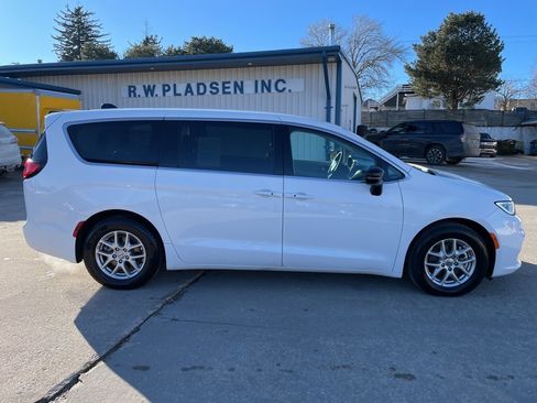 Used 2024 Chrysler Pacifica Touring-L image 17