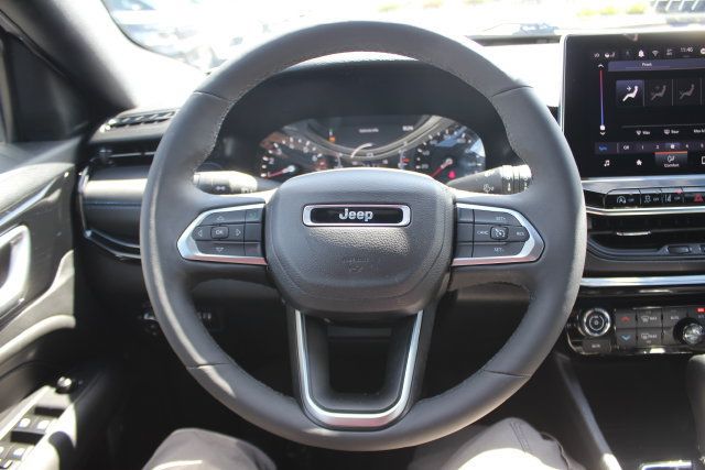 Used 2025 Jeep Compass Latitude w/ Convenience Group AWD/4WD image 12
